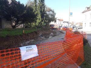 Del pločnika je zaradi gradnje kolesarske povezave zaprt.